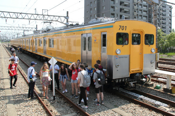 相鉄「インバウンドツアー」第2弾、事業用車モヤ700系の運転に挑戦