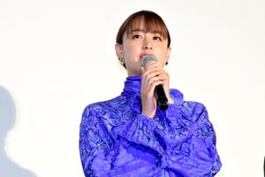 山本美月、深めのスリットで美脚チラリ! 顔の大きさは「豆腐一丁」