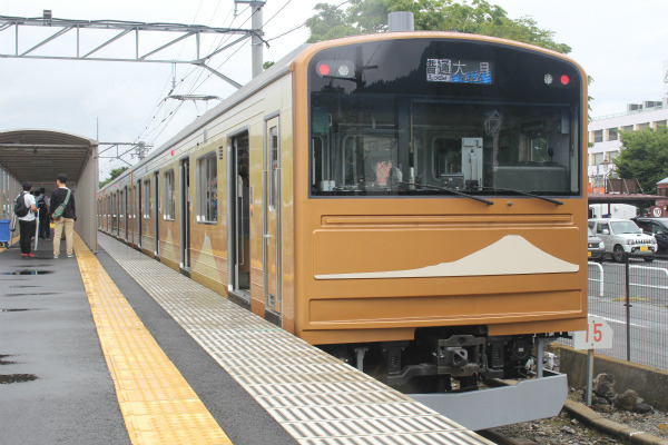 元JR東日本205系、富士急行6000系の開業90周年記念車両がデビュー