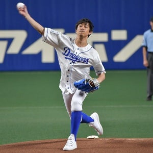 佐野岳、始球式で目標大きく上回る111キロ「自分でもビックリ」