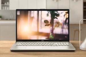 富士通、15型サイズに17.3型液晶を搭載したノートPC「LIFEBOOK NH」