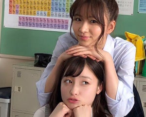 橋本環奈＆岡崎紗絵、制服で仲良しショット! 『0キス』親友役に