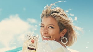 ローラ、髪バッサリ! ショートボブへアで夏らしさ全開