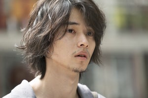 山崎賢人、ひげ姿で演技! 松岡茉優と初タッグで又吉直樹『劇場』映画化