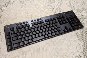 ロジクールGから薄型ゲーミングキーボード「G913・G813」、頭と指とキーボードが連動