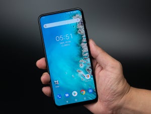 ASUS「ZenFone 6」速報プレビュー - 自撮り新体験のフリップカメラが凄い！