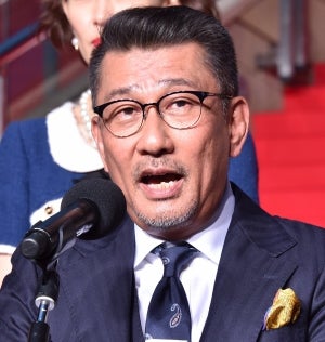 中井貴一、総理大臣さながらの演説を行うも老眼で｢字が小さくて読めない!」