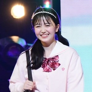 乃木坂46久保史緒里、ミニスカ制服姿で投げキッス