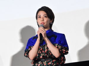 高畑充希、膝上スカートで美脚見せ! 乗馬シーンは「馬のテンションが…」