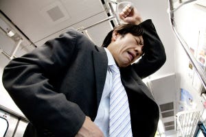 電車中にお腹が痛くなったり便意をもよおしたりする理由! 医師が解説