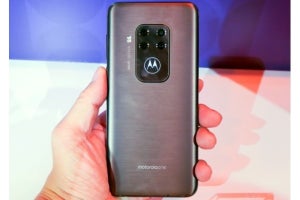 モトローラ、4カメラのAndroid Oneスマホ「motorola one zoom」 - IFA 2019