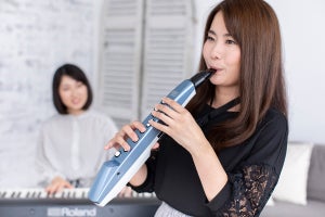 ローランド、リコーダー感覚で演奏できるデジタル管楽器「Aerophone mini」