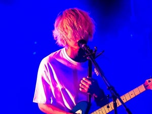 秋山黄色「肩書が新人のままでは」Spotifyライブ、ファンが興奮した一夜