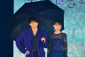 吉沢亮、吉岡里帆と相合傘! 生アフレコも披露「めっちゃ緊張」