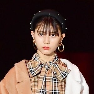 日向坂46小坂菜緒、ショート丈×ニーハイで“絶対領域”披露