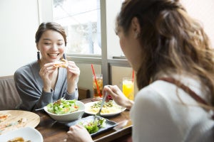 食べてもすぐお腹がすく食べ物やその原因、対策法を解説