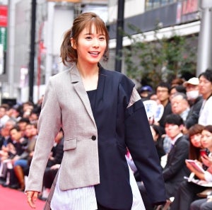 松岡茉優、渋谷の街に作られたランウェイを闊歩「潔さに感動しました!」