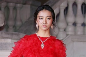 Koki,、真っ赤なドレスで美背中チラリ! ブラックカーペットで存在感放つ