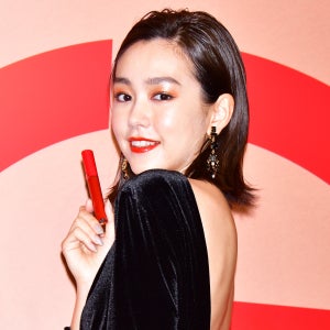 桐谷美玲、背中全開のセクシーなドレス姿で登場