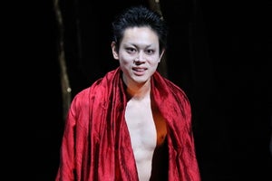 菅田将暉、細眉姿で狂気の暴君に! 鍛えられた肉体は「稽古で自然に」