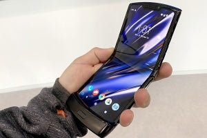 ガラケー風？ 縦の折りたたみスマホ、モトローラ「razr」