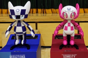 東京2020マスコットロボットを子どもたちが体験 - 踊る、泣く、遠隔操作も