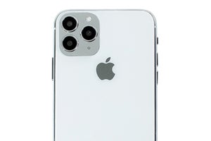 上海問屋、iPhone XやXSに貼るだけで3眼カメラっぽくなるレンズカバー