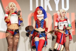 美脚全開＆へそ出しも! “ハーレイ･クイン”のコスプレイヤーが集結