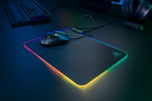 Razer、19カ所が1,680万色に光るマウスパッド「Razer Firefly V2」