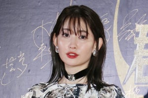 小嶋陽菜、ミニワンピで美脚披露! 「結婚は?」質問を中国語でかわす