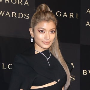 【動画】ローラ、深めスリットで美脚披露! 今年は「もっと大人になった気分に」