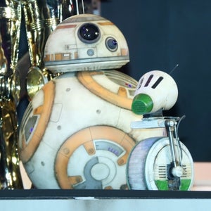 『スター･ウォーズ』新ドロイドD-O、日本初お披露目! “相棒”BB-8らと登場