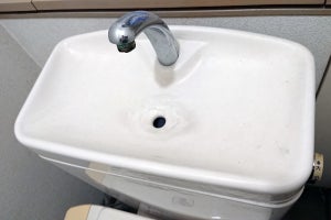 便器の黒ずみや臭いの原因にも!? 実は汚いトイレタンクを掃除してみた