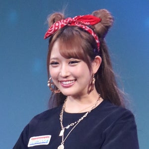 “白ギャル”伊藤桃々、ショーパンでスラリ美脚披露