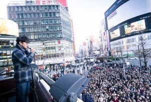 木村拓哉、新宿にサプライズ登場! 2000人が大騒ぎに