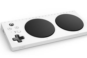 障碍のある人でも使えるゲームコントローラー「Xbox Adaptive Controller」