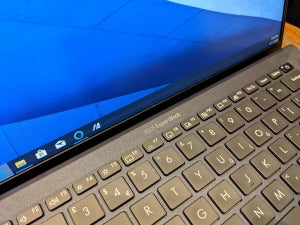 ASUS 14型ノート最軽量の870グラム、見た目もイケメンな「ExpertBook B9」 - CES 2020