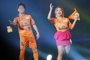 ゆきぽよ、ミニスカ衣装でJリーガーとノリノリランウェイ