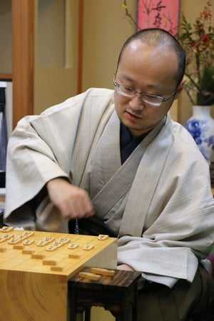 渡辺明棋王が先勝　Ｗタイトル戦を迎えてフル回転