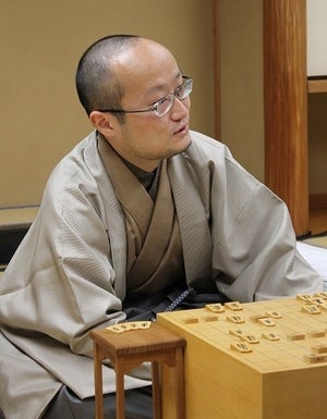 竜王・名人VS三冠の棋界頂上対決！　初戦は渡辺明三冠に軍配