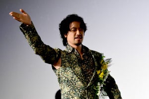 斎藤工、まさかの脇チラ衣装がバレて動揺「撮らないでください!」 