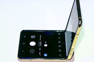 折りたたみスマホ「Galaxy Z Flip」、ガラケーみたいな縦の開け閉め