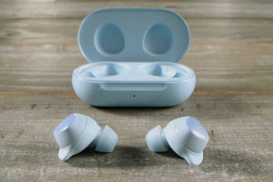 Samsung、完全ワイヤレスイヤホン「Galaxy Buds+」、本体だけで音楽再生11時間