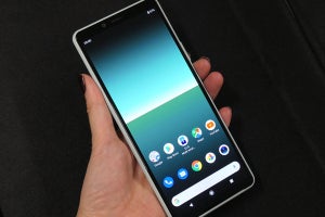 ソニー、21：9の有機ELと3眼カメラのミッドレンジスマホ「Xperia 10 II」