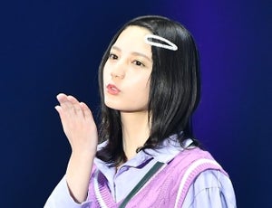 日向坂46小坂菜緒、キュートな“デコ出し”で投げキス