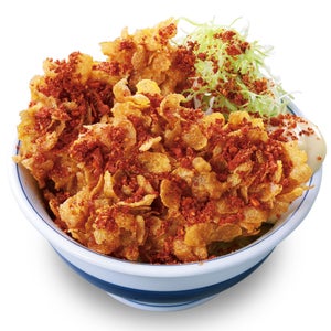 かつや、「スパイスチキンのコーンフレークカツ丼」を発売