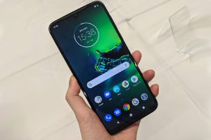 モトローラ、トリプルカメラで3万円台の「moto g8 plus」発売日変更