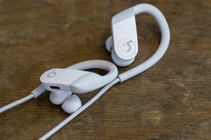 ワイヤレスイヤホン「Powerbeats」発表、H1搭載、最長15時間再生で14,800円