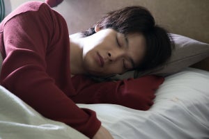 中村倫也、「睡眠の日」に寝顔3連発! 貴重なメイキングスチールも