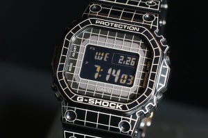 G-SHOCK、スクエア型フルメタルの新作はグリッド柄「TIME TUNNEL」